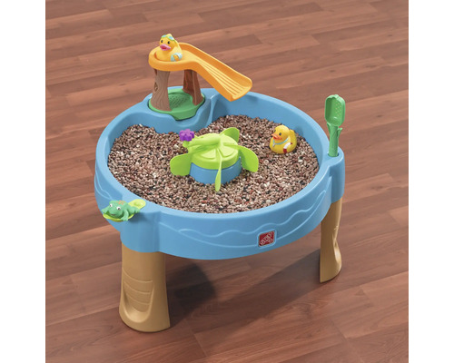 Sand- und Wassertisch mit Spielzeugenten, Frosch und Steinen