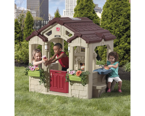 Maisonnette avec enfants dans le jardin