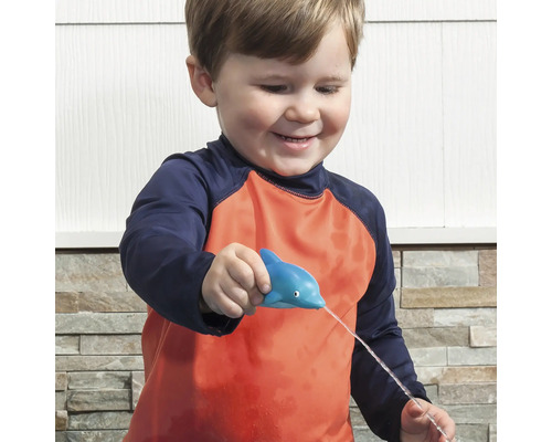 Un enfant joue avec un jouet d''eau dauphin.