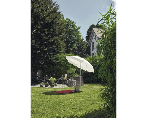 Parasol de jardin sur pelouse