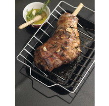 Gigot d''agneau rôti avec os sur une plaque de cuisson avec grille