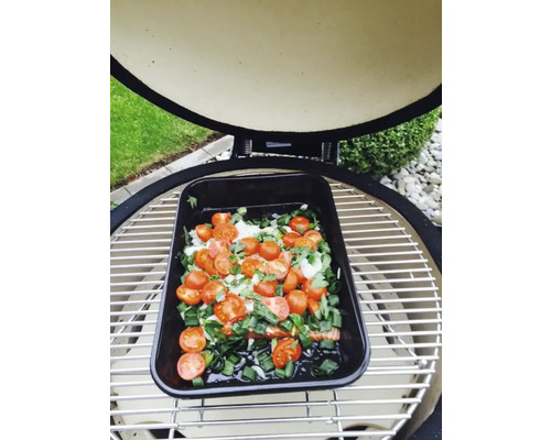 Gemüse mit Tomaten in einer Grillschale auf einem Grill