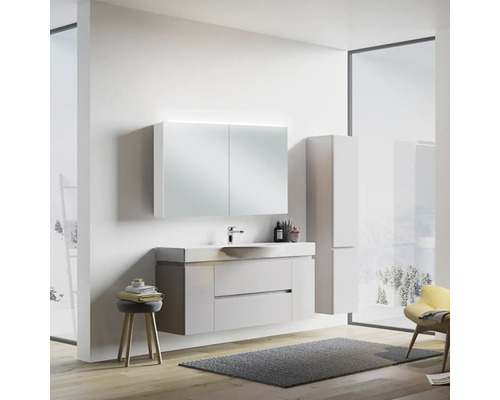 Modernes Badezimmer mit Waschtisch, Spiegelschrank und Hochschrank