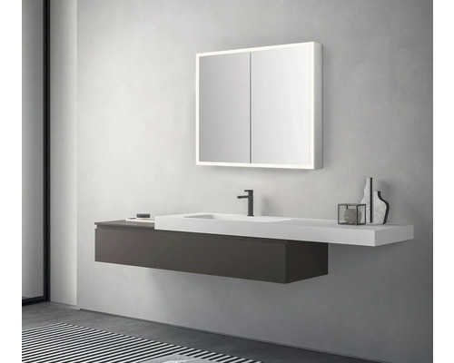 Salle de bain moderne avec lavabo, meuble bas et armoire de toilette avec éclairage