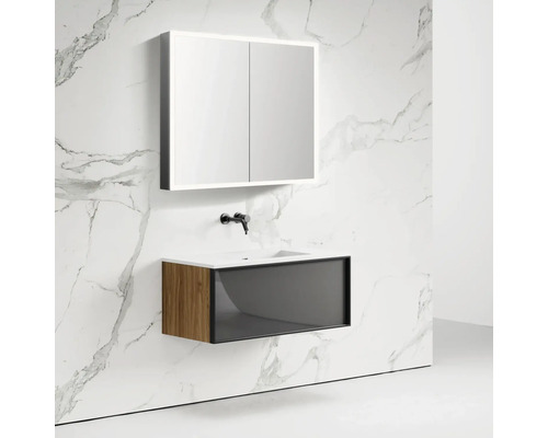 Salle de bains avec armoire de toilette avec éclairage et meuble sous-lavabo avec lavabo