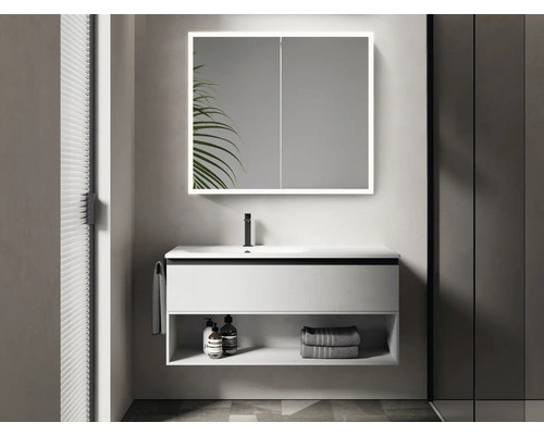 Salle de bains avec meuble sous-lavabo blanc, lavabo, armoire de toilette éclairée et robinetterie