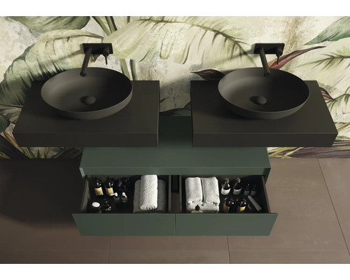 Salle de bains avec double vasque, meuble sous-vasque et papier peint tropical