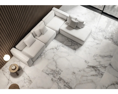 Helle, geräumige Wohnzimmeransicht mit Marmorboden und modularem Sofa