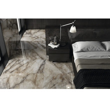 Chambre moderne avec carrelage en marbre, lit et table de chevet.