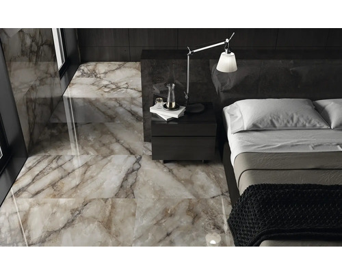 Modernes Schlafzimmer mit Marmorfliesen, Bett und Nachttisch.