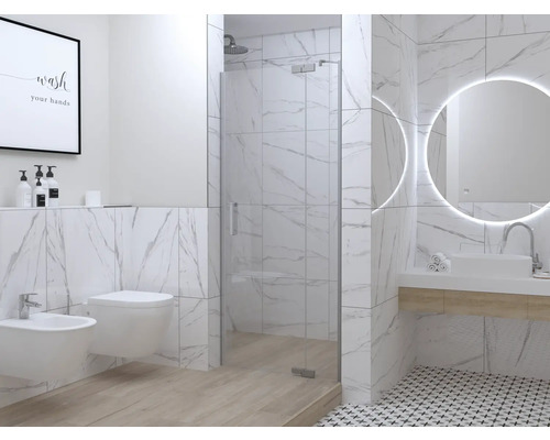 Badezimmer mit Dusche, Toilette, Bidet, Waschtisch und Spiegel