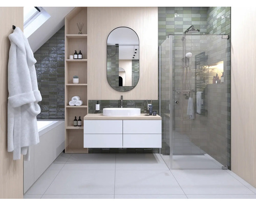 Badezimmer mit Dusche, Waschtisch, Spiegel und Regal