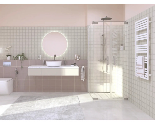 Salle de bains lumineuse avec douche, lavabo et sèche-serviettes