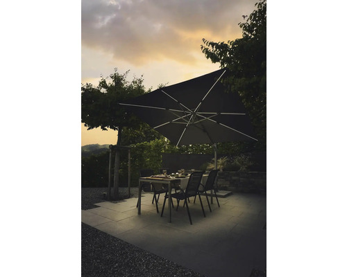 Terrasse mit Gartentisch, Stühlen und einem großen Sonnenschirm für den Außenbereich