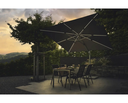 Quadratischer Sonnenschirm mit LED-Beleuchtung über einem Esstisch im Freien