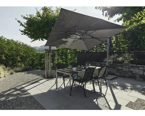 Essbereich im Freien mit Tisch, Stühlen und Sonnenschirm für Garten oder Terrasse