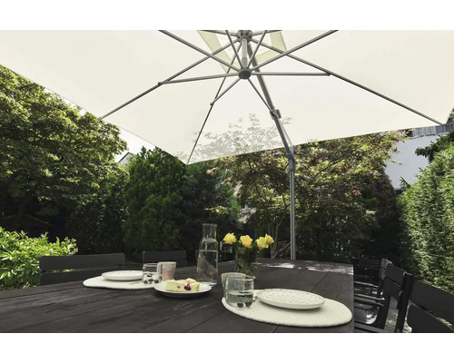 Gartenszene mit Esstisch, Stühlen und Sonnenschirm