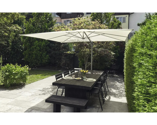 Gartenszene mit großem Esstisch, Stühlen, Bank und rechteckigem Sonnenschirm