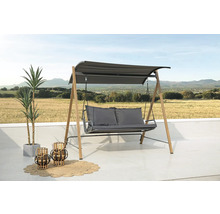 Gartenschaukel mit Dach, Sitzkissen, zwei Laternen und einem Teppich auf einer Terrasse