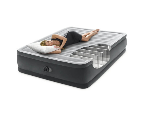 Lit d''invités gonflable avec pompe intégrée et femme endormie