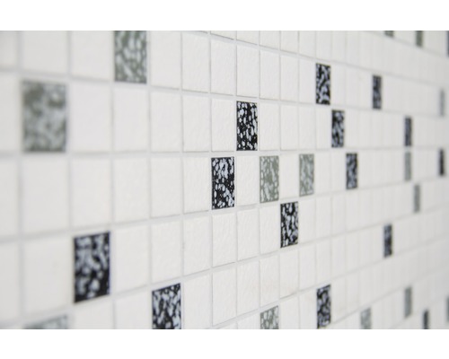 Gros plan d''un mur avec des carreaux de mosaïque