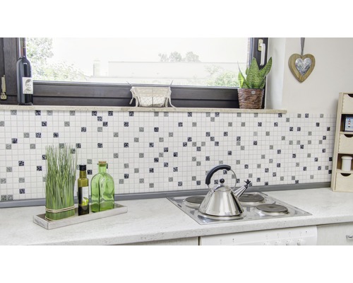 Scène de cuisine avec mosaïque, bouilloire et décoration