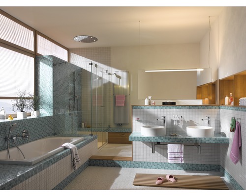 Salle de bain avec baignoire, douche, lavabo et carrelage