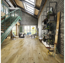 Espace de vie lumineux avec parquet, escalier, étagères et coin salon