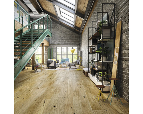 Espace de vie lumineux avec parquet, escalier, étagères et coin salon