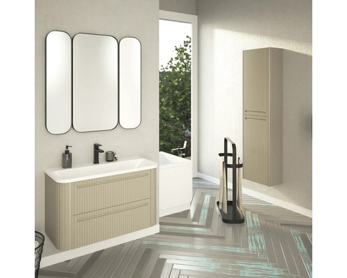 Salle de bain lumineuse avec meuble-lavabo, armoire de toilette et armoire haute