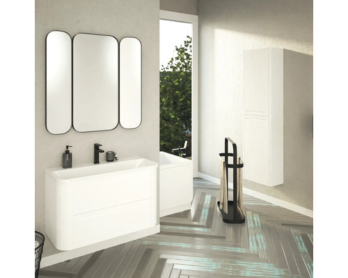 Salle de bain avec meuble sous-lavabo, miroir, porte-serviettes et armoire haute dans un design lumineux