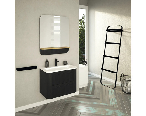Salle de bain avec meuble-lavabo, miroir, porte-serviettes et échelle porte-serviettes
