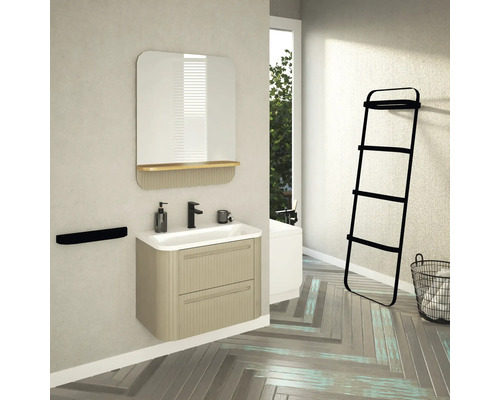 Salle de bains avec meuble-lavabo, miroir, porte-serviettes, échelle porte-serviettes et panier à linge