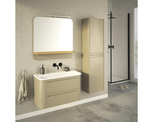 Salle de bains avec meuble sous-vasque, miroir, armoire de toilette et douche
