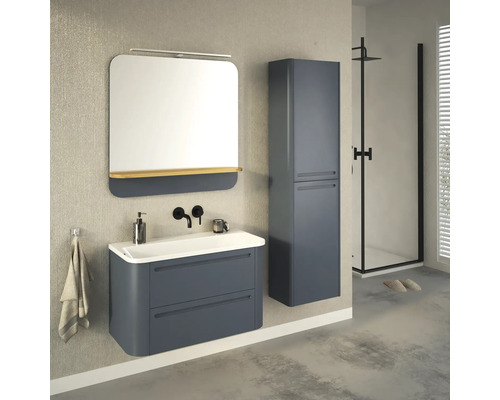 Salle de bains avec meuble-lavabo, armoire de toilette et armoire haute de couleur foncée