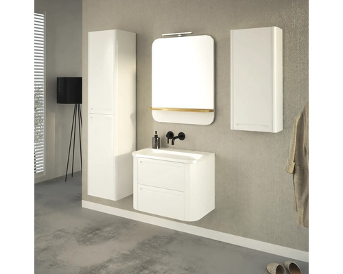 Salle de bain avec lavabo, armoire de toilette et armoire haute en blanc