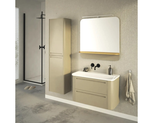 Modernes Badezimmer mit Waschtischunterschrank, Hochschrank, Spiegel und Dusche