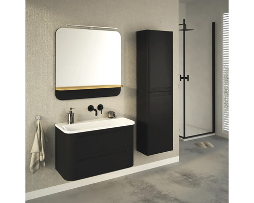 Badezimmer mit Waschtischunterschrank, Spiegel, Hochschrank und Duschkabine