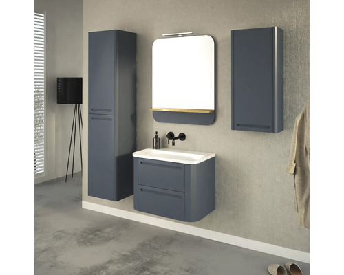 Badezimmer mit Waschtisch, Spiegelschrank und Hochschrank