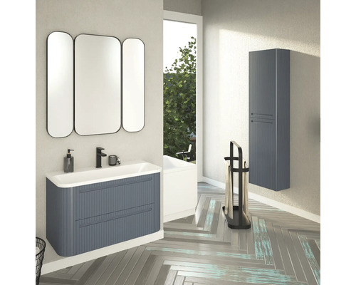 Salle de bain moderne avec meuble-lavabo, miroir, armoire haute et porte-serviettes