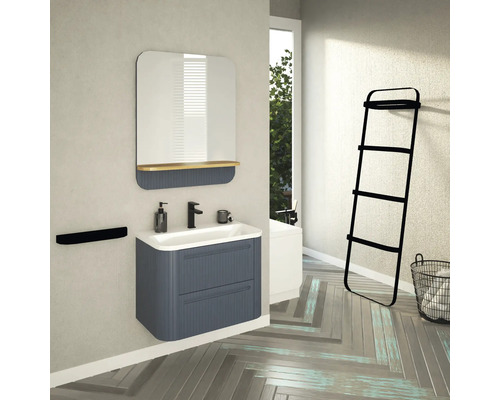 Salle de bain avec meuble sous-lavabo, miroir, porte-serviettes et échelle porte-serviettes