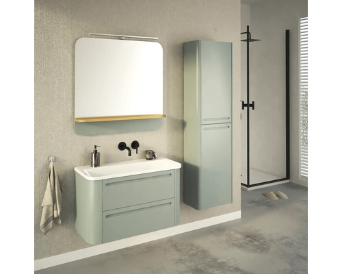 Salle de bain avec meuble-lavabo, miroir, armoire haute et douche.