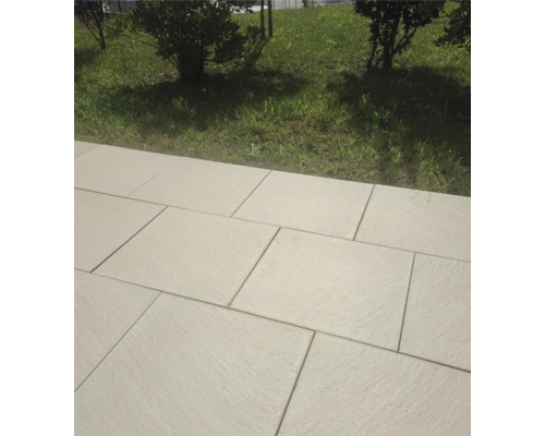 Dalles de terrasse rectangulaires en pierre pour l''extérieur.