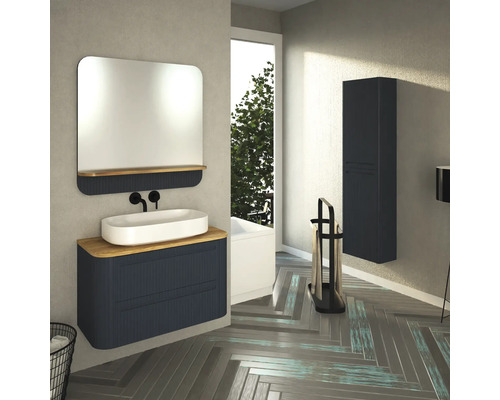 Modernes Badezimmer mit Waschtisch, Spiegel, Hochschrank und Handtuchhalter