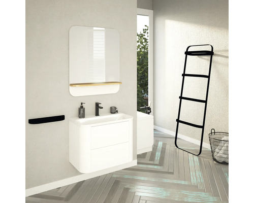 Badezimmer mit Waschtisch, Spiegel, Handtuchhalter, Leiterregal und Wäschekorb in hellem Design