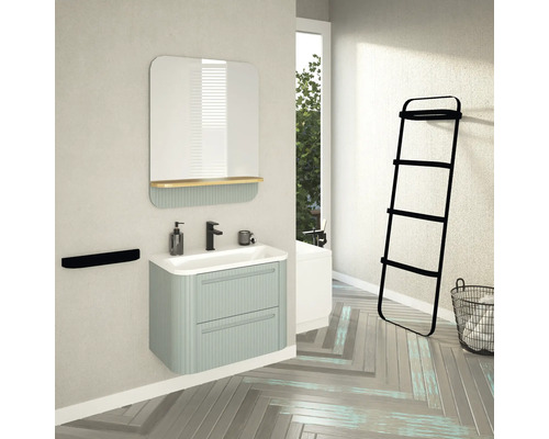 Badezimmer mit Waschtischunterschrank, Spiegel, Handtuchhalter und Handtuchleiter