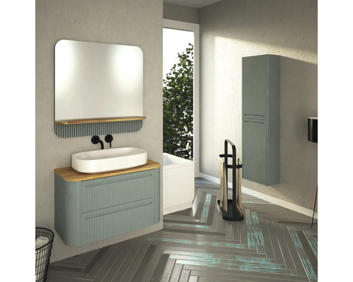 Modernes Badezimmer mit Waschtisch, Spiegel, Hochschrank und Handtuchständer