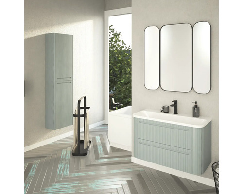 Badezimmer mit Waschbeckenunterschrank, Spiegelschrank, Hochschrank und Handtuchhalter