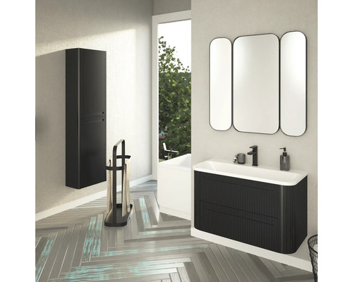 Modernes Badezimmer mit Waschtisch, Spiegel, Handtuchhalter und Hochschrank
