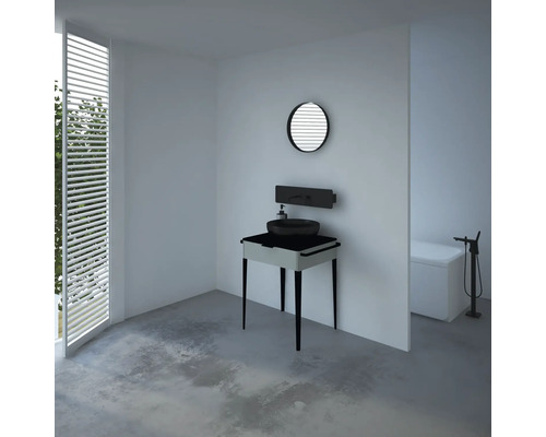 Helles Badezimmer mit Fenster, Waschtisch mit rundem Spiegel und Badewanne.